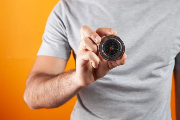 Met Een Kompas Zijn Hand Een Oranje Achtergrond — Stockfoto