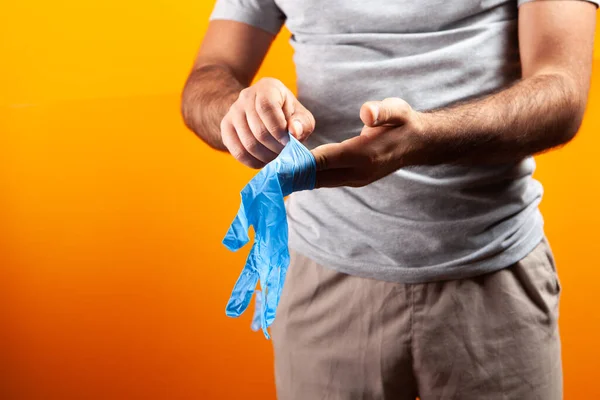 Homme Portant Des Gants Caoutchouc Sur Fond Orange — Photo