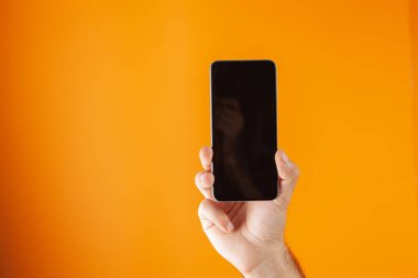 El ele tutuşmalar turuncu arka planda