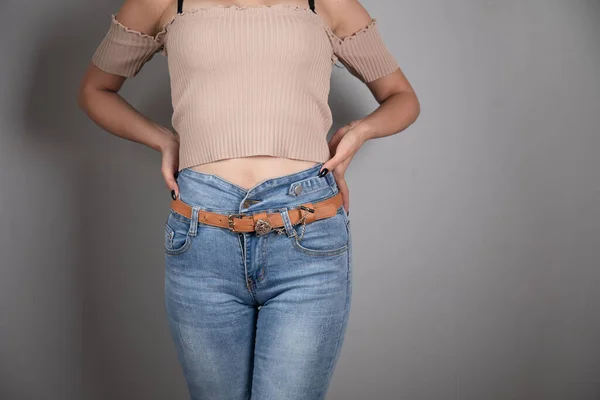 Jovem Menina Jeans Posando — Fotografia de Stock