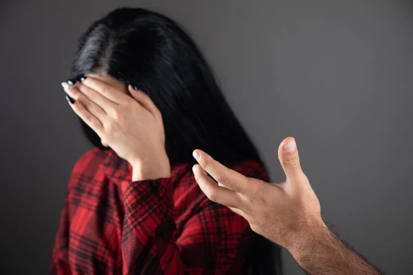Violência Doméstica Marido Grita Com Esposa — Fotografia de Stock