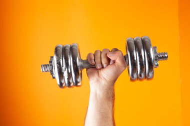 El dambılı turuncu arkaplanda