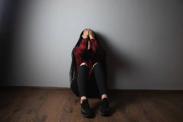 Triste Joven Sentada Suelo —  Fotos de Stock