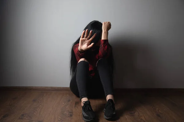 Λυπημένη Νεαρή Γυναίκα Κάθεται Στο Πάτωμα Χέρι Δείχνει Stop — Φωτογραφία Αρχείου