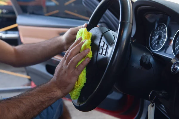 Hombre Limpia Interior Coche Con Trapo — Foto de Stock