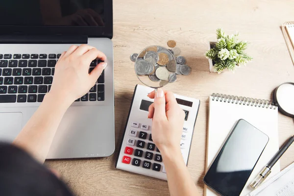 Büyüteç masaüstündeki madeni paralara bakıyor