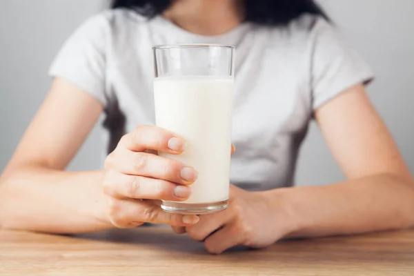 Chica Mesa Sostiene Vaso Leche —  Fotos de Stock