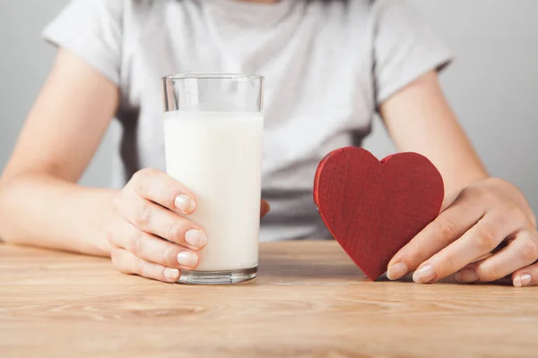 Mädchen Tisch Hält Ein Glas Milch Und Ein Herz Gesunder — Stockfoto