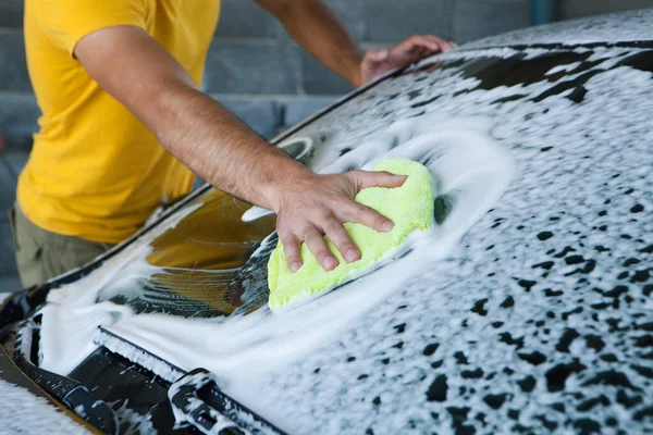 Mężczyzna Wyciera Pianę Samochodzie Szmatą Myjnie Samochodowe — Zdjęcie stockowe