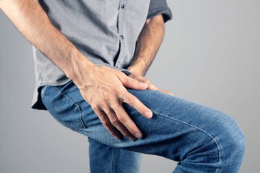 Bir adamın bacağında ağrı vardır.