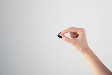 Kadın eli debriyaj gösteriyor