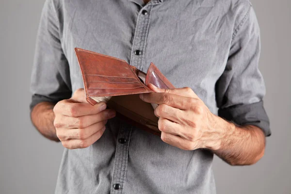 Mann Zeigt Leere Ledertasche — Stockfoto