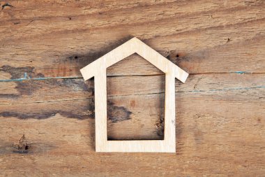 Tahta masadaki ev. bir ev satın almak