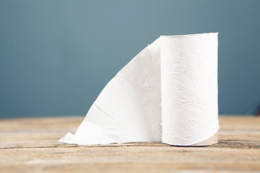 Son tuvalet kağıdı parçası.