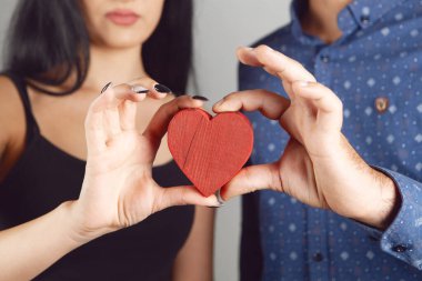 kırmızı bir kalp tutan Çift