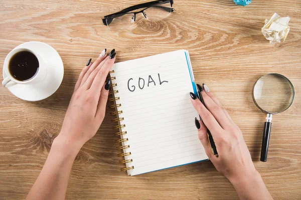 Κορίτσι Γράφει Στόχους Ένα Σημειωματάριο Γράφοντας Στόχους — Φωτογραφία Αρχείου