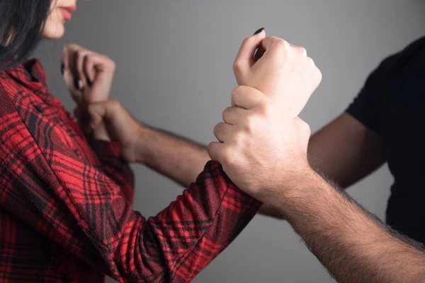 Violência Doméstica Contra Esposa Fundo Cinza — Fotografia de Stock