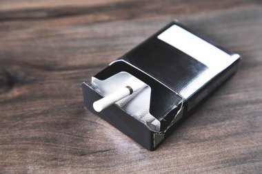 Tahta bir masada bir paket sigara.