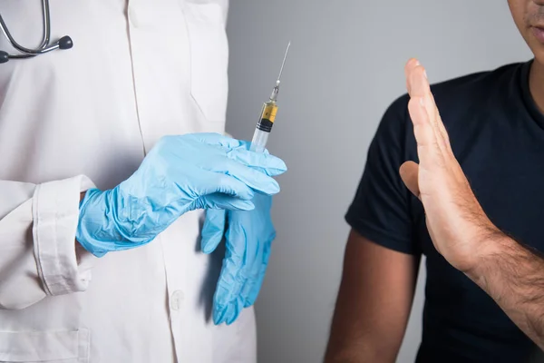 Genç adam aşılamayı reddediyor. aşıya karşı