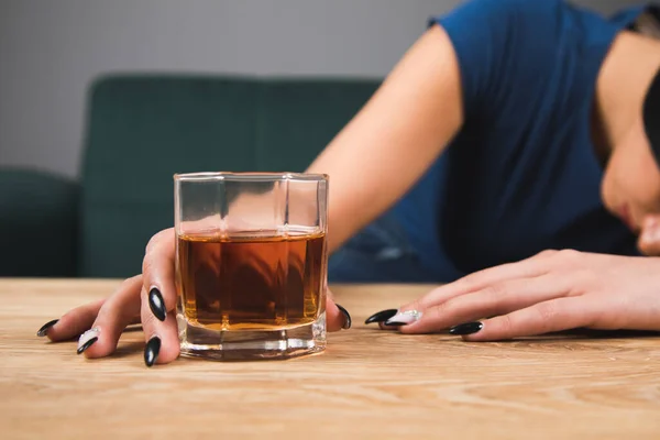 Alkolik Elinde Bir Bardak Viskiyle Uyuyakaldı — Stok fotoğraf