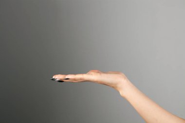 Reklam olarak kadın avuç içi.