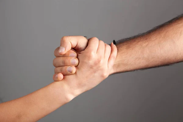 Hombre Mujer Dan Mano — Foto de Stock