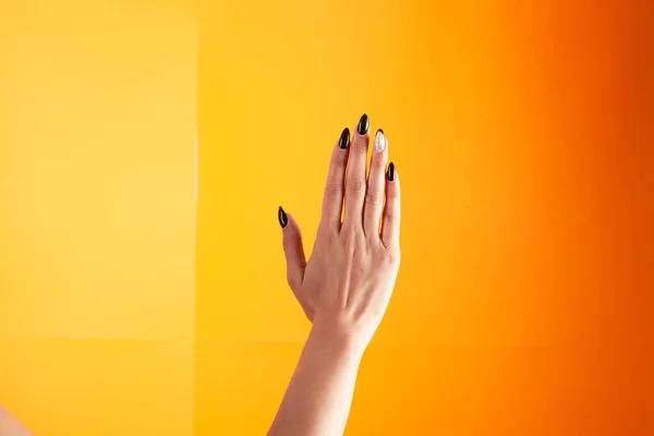 雌性手 开手掌 橙色背景 — 图库照片