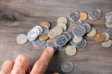 Masaya saçılmış paraları say.