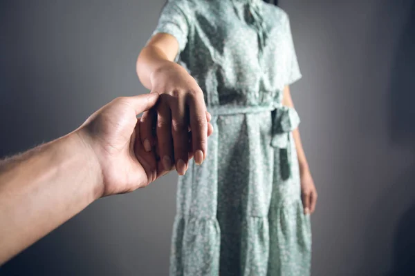 Vrouw Die Hand Van Een Man Vasthoudt — Stockfoto