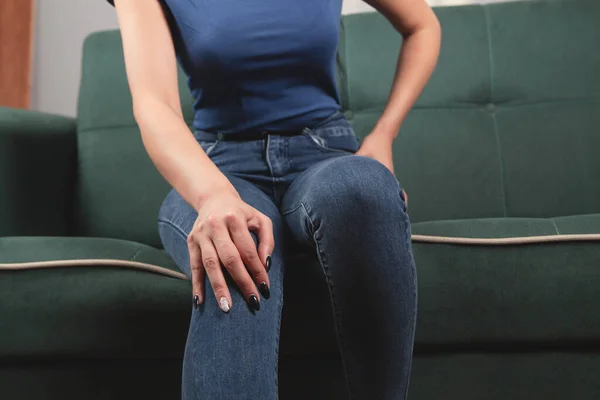 Seorang Wanita Muda Memiliki Nyeri Lutut — Stok Foto