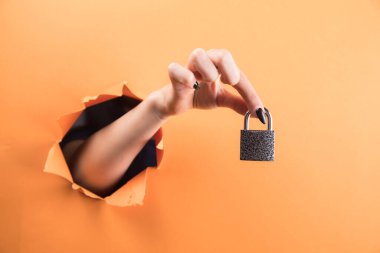 Kadın eli turuncu arka plana kilitlendi