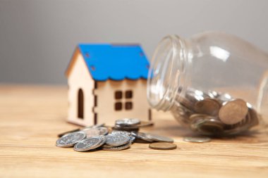 Kumbaradan ve evden saçılmış sikkeler.