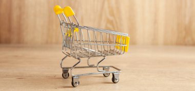 Tahta bir masada at arabası.