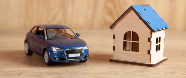 Ahşap bir masada ev ve araba.