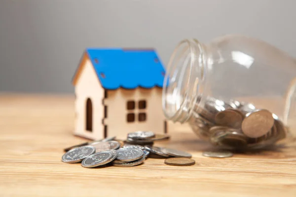 Kumbaradan ve evden saçılmış sikkeler.