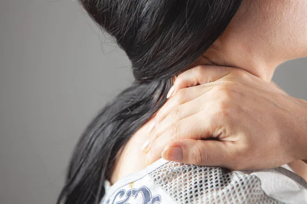 Kadının arka planda omuz ağrısı var.