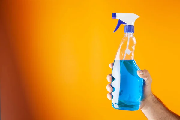 Detergente Retención Hombre Sobre Fondo Naranja —  Fotos de Stock