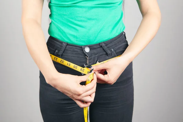 Jong Vrouw Meet Haar Taille Met Een Tape — Stockfoto