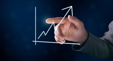 Yukarı bakan bir okun olduğu bir tabloyu tutan el.