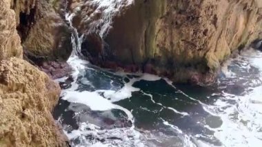 Yıkıcı ve muhteşem deniz fırtınası dalgaları kıyıdaki kayalara çarpıyor ve bir su patlaması yaratıyor. 