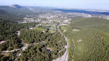 Zümrüt bir dağ gölünün üzerinden uçarak dağlar ve eko-çiftlikte organik ürünlerin yetiştiği seraların üzerinden geçen bir dağ nehri.