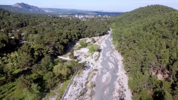 Lot Dronem Nad Szmaragdowym Jeziorem Górskim Tle Gór Górską Rzeką — Wideo stockowe