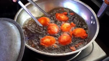 Kaynatılmış yağ, kızarmış patates tavuk, et, sokak yemekleri, Asya yemekleri, sokak satıcıları tarafından pişirilen bir sürü yağ. Yüksek kalite 4k görüntü