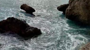 Güçlü deniz dalgaları kayalara çarpıyor. Yüksek kalite 4k görüntü