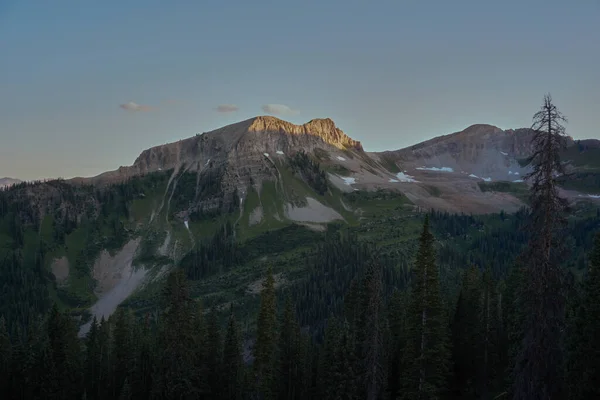 Dağın Tepesinde Güneş Işığıyla Kaplı Bir Yer — Stok fotoğraf