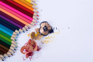 Beyaz arkaplanda izole edilmiş renkli kalemler. Renkli kalem düzenleme grubu