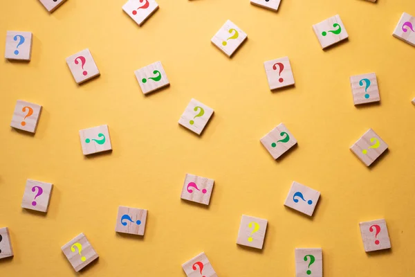 Colorido Signo Interrogación Símbolo Baldosas Madera Agains Fondo Amarillo Concepto — Foto de Stock