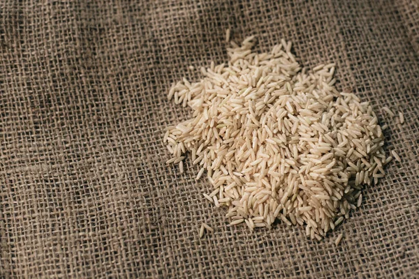 Doğal cilalanmamış kahverengi pirinç. Sağlıklı beslenme ve yiyecek kavramı. seçici odak