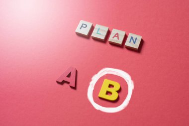 A ya da B planı olan ahşap kiremitler. Planlama ve iş kavramı