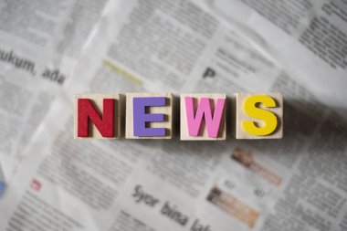 Gazetenin arka planında haberler var. Gazetecilik kavramı ve güncel konular